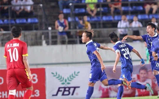 Worachit Kanitsribumphen sau bàn mở tỉ số cho Thái Lan cuối hiệp 1Ảnh: Tùng Lê