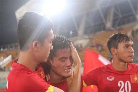 Những giọt nước mắt của U19 Việt Nam trên SVĐ Quốc gia Lào tối 4-9