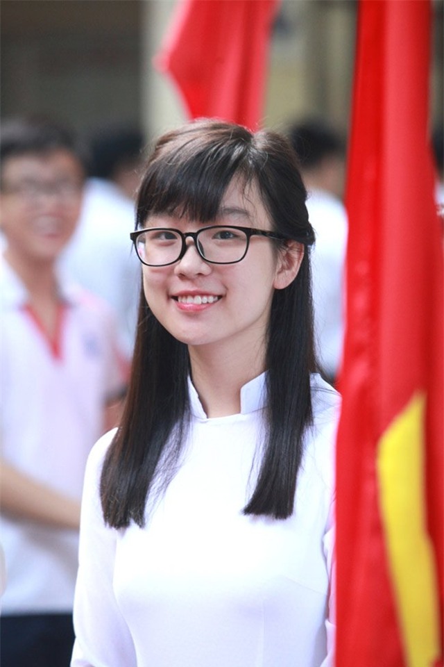 Nữ sinh đẹp tinh khôi trong ngày khai giảng