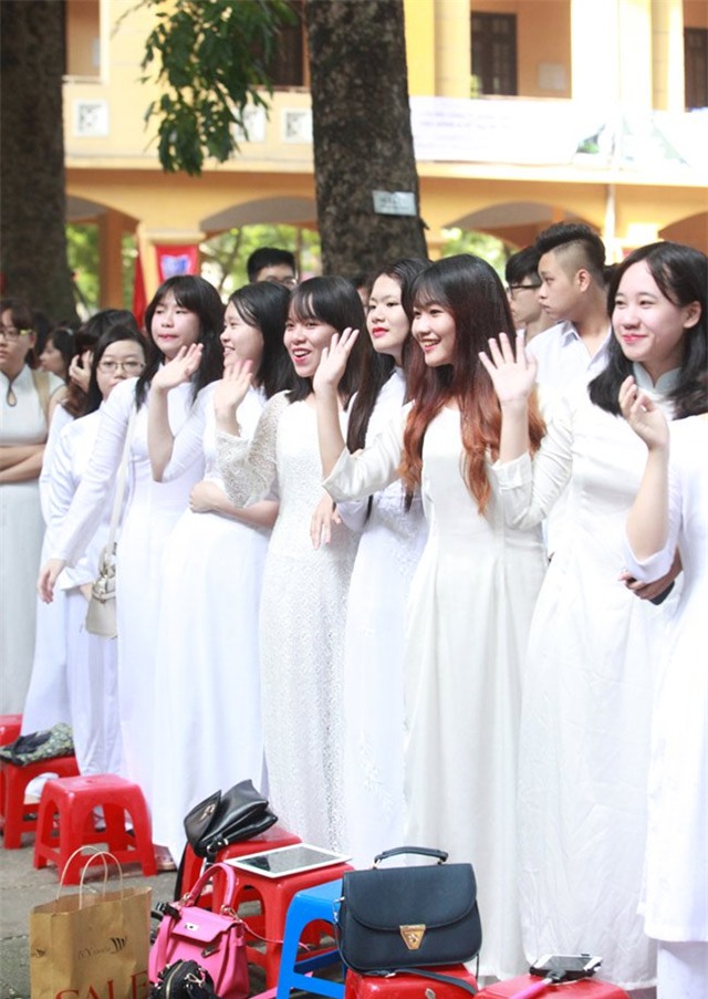 Nữ sinh đẹp tinh khôi trong ngày khai giảng