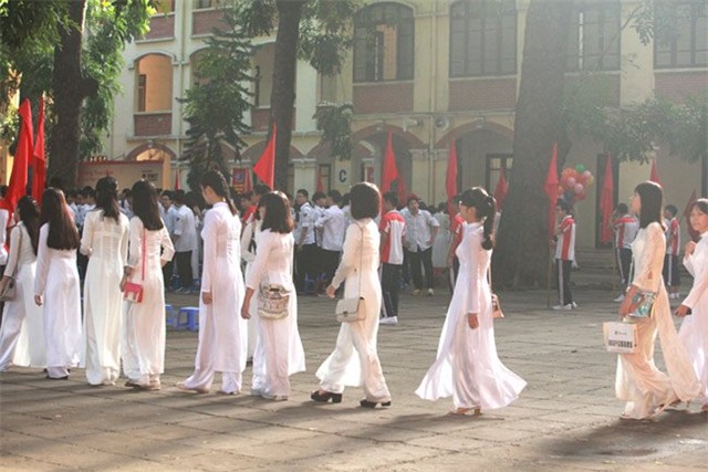 Nữ sinh đẹp tinh khôi trong ngày khai giảng