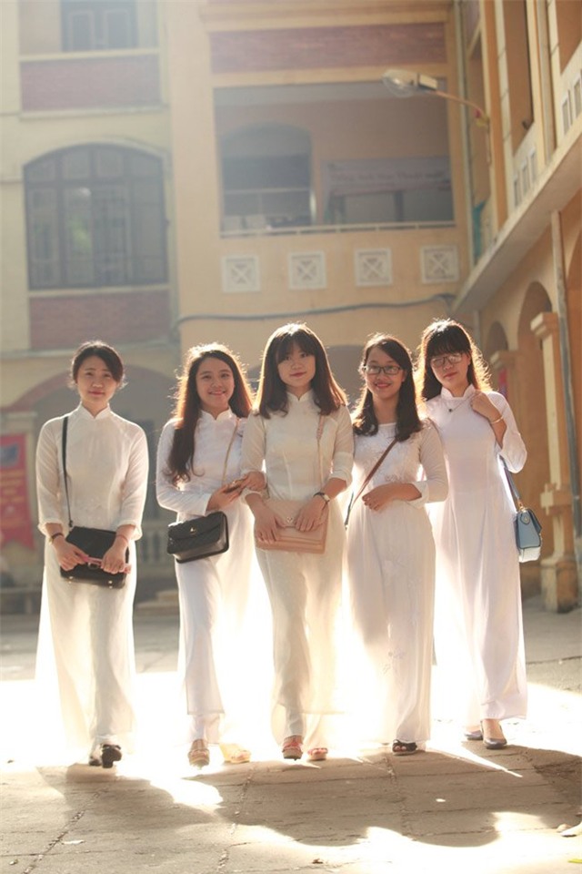 Nữ sinh đẹp tinh khôi trong ngày khai giảng