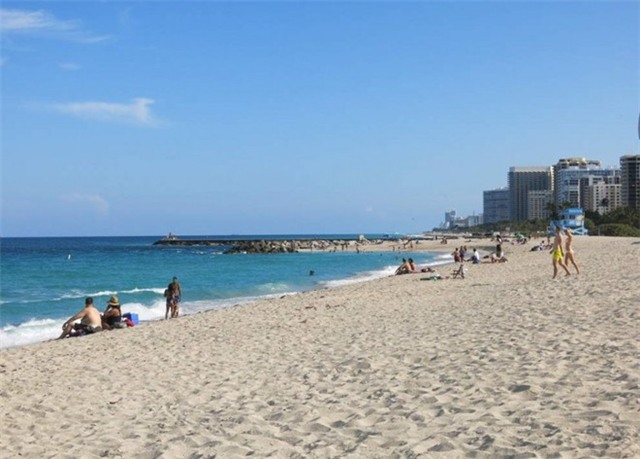 Bãi biển Haulover, Miami, Florida: Điểm cộng lớn nhất của bãi Haulover là thời tiết và nhiệt độ nước dễ chịu quanh năm. Khác với các bãi biển khỏa thân khác (thường ở nơi kín đáo), Haulover có nhiều khách sạn gần mép nước. Đây còn được coi là một trong những bãi biển khỏa thân tuyệt nhất thế giới, với hơn 7.000 lượt khách mỗi ngày.