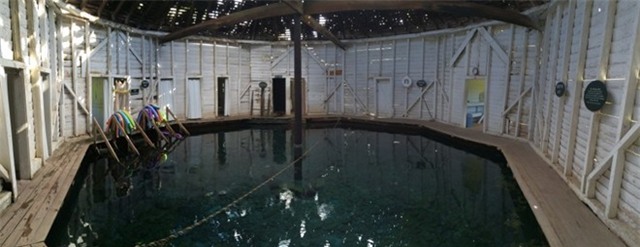 Bể nước ấm Jefferson, Virginia: Thuộc khu nghỉ dưỡng Homestead, tại đây có bể bơi riêng cho nam và nữ, người dwois 18 tuổi không được vào trong giờ thường.