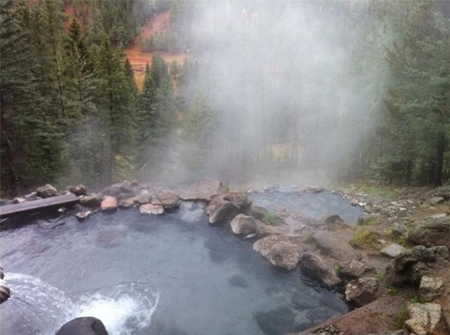 Suối Jemez, New Mexico: Tại đây có nhiều biển cấm khỏa thân, nhưng do nhiều suối nước nóng quanh làng Jemez nằm trong rừng quốc gia Santa Fe, nhiều du khách vẫn thoải mái khỏa thân và ngâm mình trong làn nước ấm áp.