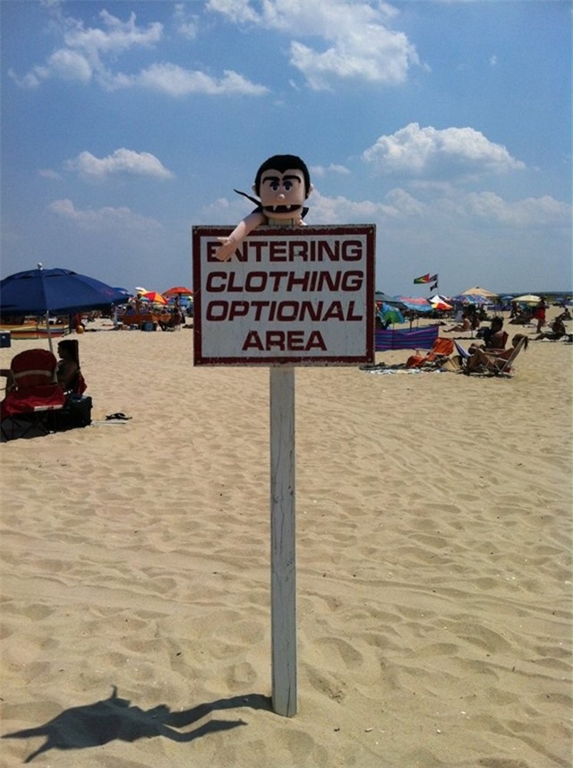 Bãi biển Gunnison, Middletown, New Jersey: Bãi biển này còn có khẩu hiệu riêng: “Đời quá ngắn, hãy khỏa thân đi”. Tại đây, du khách có thể chơi các môn thể thao, tắm nắng, bơi lội... một cách thoải mái, không vướng víu trang phục.