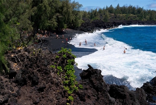 Bãi biển Kehena, Pahoa, Hawaii: Để tới được bãi biển cát đen độc đáo này, du khách phải đi bộ qua một con đường đá núi lửa. Chính điều này tạo thêm sự riêng tư, thoải mái cho những người thích theo chủ nghĩa tự nhiên.