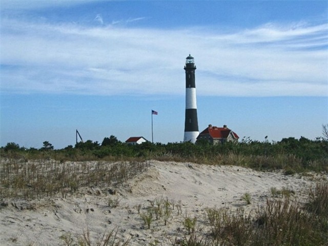 Bãi biển Hải Đăng, Islip, New York: Khu vực giữa của bãi biển yêu cầu du khách phải mặc quần áo, kể cả khi di chuyển từ khu tắm tiên ở phía đông sang phía Tây. Đó là do các trường học hay tới tham quan hải đăng ở đây, từ đỉnh hải đăng có thể nhìn xuống khu giữa bãi tắm.