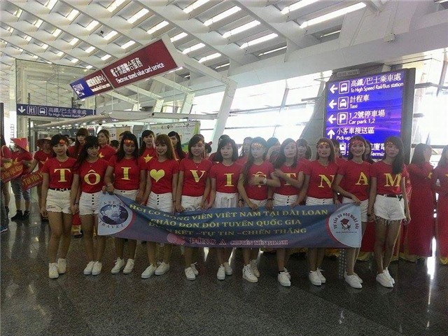 ĐTVN, Công Vinh, hot girl