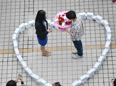 cầu hôn, phản cảm, nhà giàu, giới trẻ