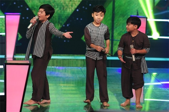 Thế Thanh,Công Quốc và Thiên Phúc (từ trái sang) bùng nổ với Chú Hai lúa.
