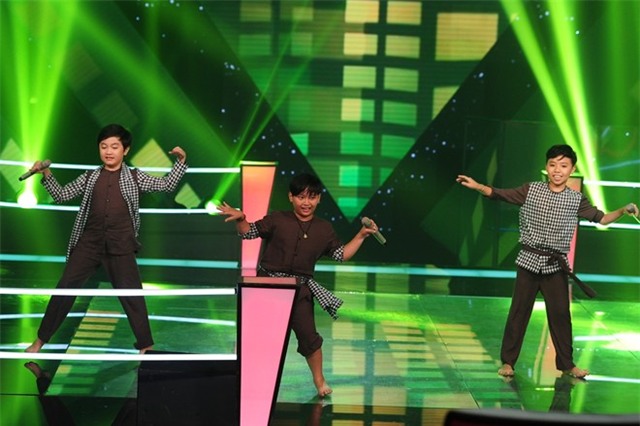 Ba chú hai lúa nhảy tưng bừng trên sân khấu.