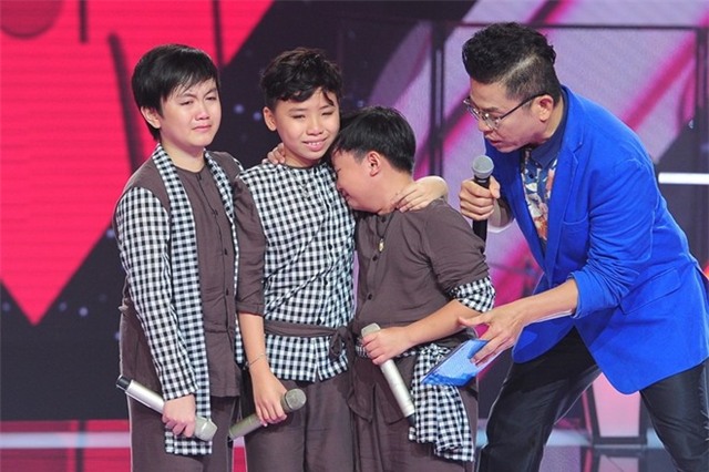 Bộ ba ôm nhau khóc nức nở khi phải xa nhau.