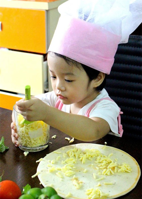 Mẹ 8x xinh đẹp dạy con vào bếp từ 20 tháng tuổi - 4