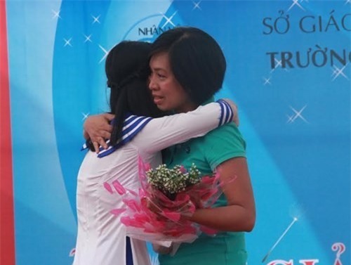 ai mẹ con em Hà Thị Phương Linh ôm nhau khóc. Ảnh: Tiền Phong.