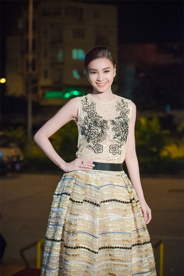 Á hậu Huyền My bất ngờ nhận giải Ấn tượng VTV