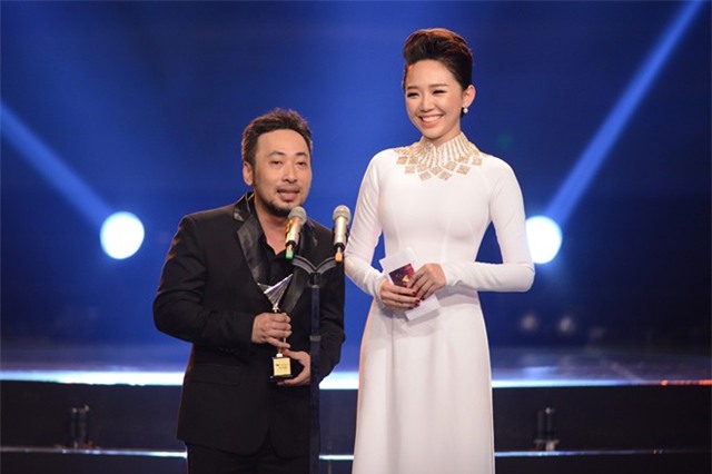 Tóc Tiên duyên dáng trong tà áo dài trắng bên cạnh đạo diễn Dũng