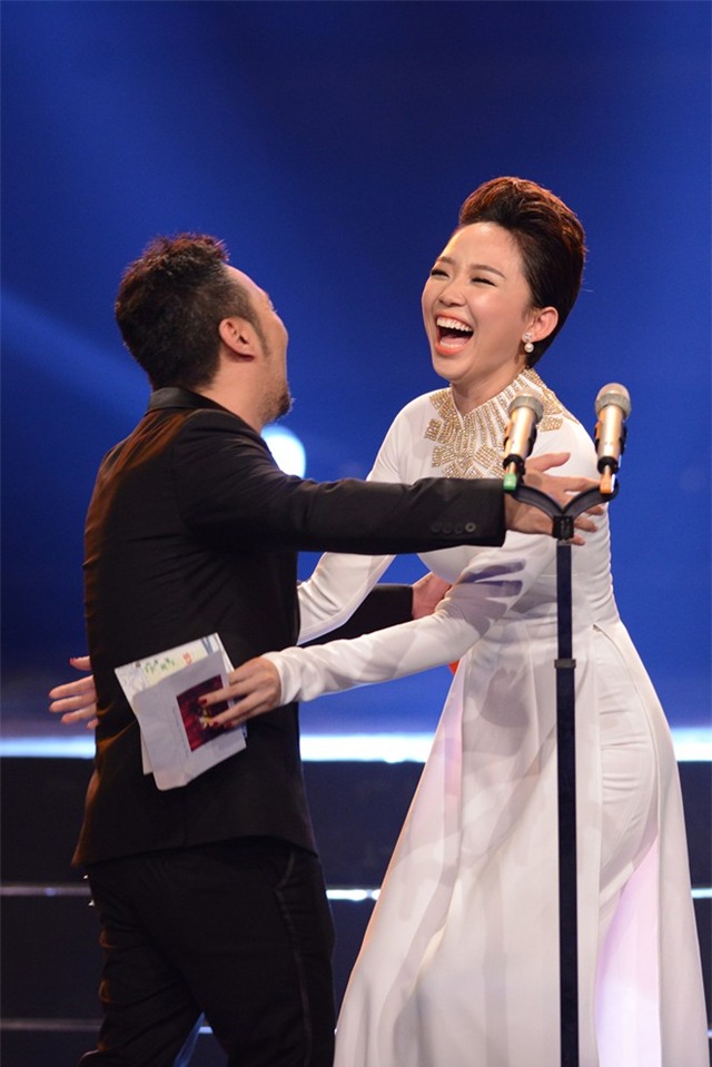 Khi biết giải thưởng được trao cho chương trình Hoà âm ánh sáng - The Remix, Tóc Tiên không giấu nổi niềm vui vì đây là chương trình cô từng tham gia và để lại ấn tượng mạnh với khán giả.