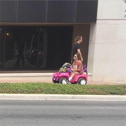 bi thu hoi giay phep lai xe, nu sinh cuoi o to do choi di hoc - 4