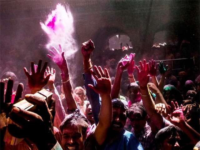 Lễ hội Holi, Ấn Độ: Còn được gọi là Lễ hội Sắc màu hay Lễ hội Tình yêu, lễ hội cổ của người theo đạo Hindu thể hiện sự chiến thắng của cái thiện trước cái ác. Trong lễ hội sôi động này, người tham dự sẽ dùng bột màu ném vào người khác, giúp “kết nối các khoảng cách xã hội và làm mới các mối quan hệ”.