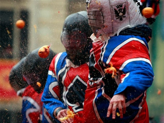 Lễ hội ném cam, Ivrea, Italy: Thị trấn nhỏ Ivrea của Italy tiêu tốn tới cả triệu cân cam cho lễ hội ném cam. Để tham dự, bạn phải là thành viên của một đội (có 9 đội với 4.000 người). Các trọng tài sẽ quyết định đội thắng cuộc. Lễ hội này diễn ra hàng năm, vào chủ nhật, thứ hai và thứ ba.