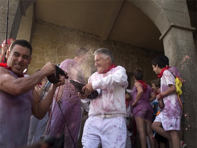 Lễ hội rượu Haro, La Rioja, Tây Ban Nha: Tại lễ hội này, người tham dự tới trong trang phục màu trắng và ra về với bộ đồ màu tím. Vào 7h ngày 29/ 6, lễ hội bắt đầu. Người dân đem các túi da bota đựng rượu tới và phun vào bất cứ ai gần mình. 