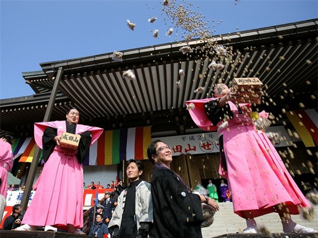 Setsubun, Nhật Bản: Được tổ chức trên toàn Nhật Bản vào ngày 3/2, Setsubun, hay còn gọi là lễ hội ném đậu, sẽ đánh dấu sự bắt đầu của mùa xuân. Người Nhật tin việc ném đậu sẽ xua đuổi những tà ma, đen đủi của năm trước. Theo truyền thống, đậu nành rang sẽ được ném ra trước cửa nhà hoặc vào các thành viên trong gia đình.