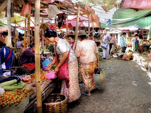 Việt Nam được coi là một trong những nơi thân thiện nhất với các nữ du khách ở khu vực Đông Nam Á. Các thành phố lớn như Hồ Chí Minh, Hà Nội... có môi trường an toàn và sôi nổi. Bạn nên khám phá những khu chợ như chợ Bến Thành ở TP HCM, hay chợ Đồng Xuân ở Hà Nội.
