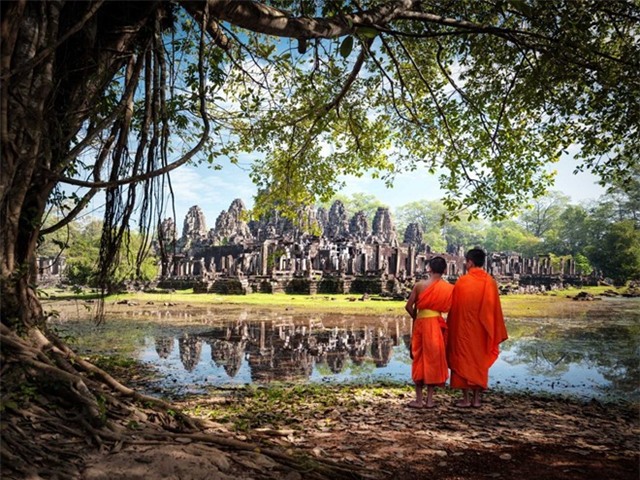 Siem Reap ở Campuchia có một trong những điểm tham quan cổ đại đông khách nhất thế giới:  đền Angkor Wat. Được Lonely Planet chọn vào vị trí số 1 trên bảng xếp hạng các điểm du lịch tuyệt nhất thế giới, khu đền này là nơi lý tưởng để du khách chiêm nghiệm và tìm hiểu.  