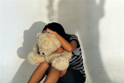 Trẻ bị tổn thương rất dễ có những hành động tiêu cực. Ảnh: T.L