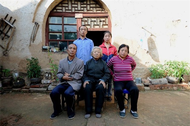 Tân sinh viên quỳ lạy bố mẹ trước khi học đại học