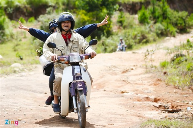 Vợ chồng phượt thủ 60 tuổi ở Sài Gòn