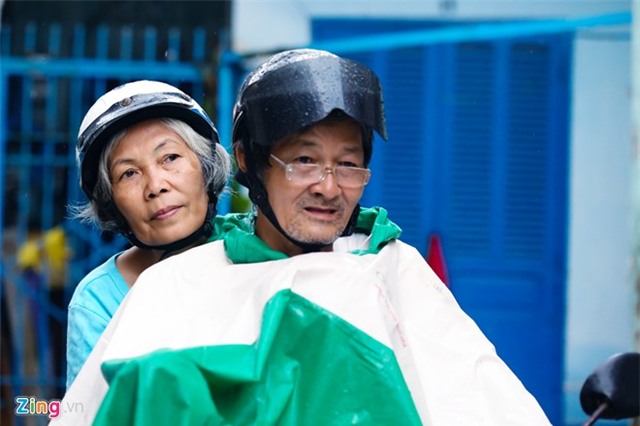 Vợ chồng phượt thủ 60 tuổi ở Sài Gòn