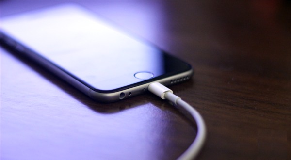 Không nên sạc iPhone qua đêm. Ảnh: Redmondpie.