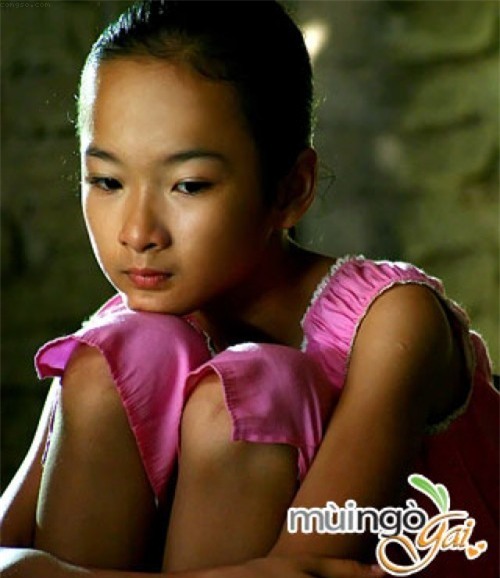 Thời điểm tham gia phim Mùi ngò gai, cô bé Phương Trinh chỉ mới 10 tuổi. Nhưng với năng khiếu diễn xuất bẩm sinh, nữ diễn viên đã khiến khán giả giả lúc khóc, lúc cười cùng nhân vật. Thậm chí, nhiều người còn dành sự yêu mến cho nhân vật Vy, do Phương Trinh thể hiện nhiền hơn cả dàn diễn viên người lớn. Sau Mùi ngò gai, cô bất đầu “lột xác”, trưởng thành hơn với các vai diễn trong Người mẹ nhí, Thứ ba học trò, Mùa hè sôi động, Biết chết liền...