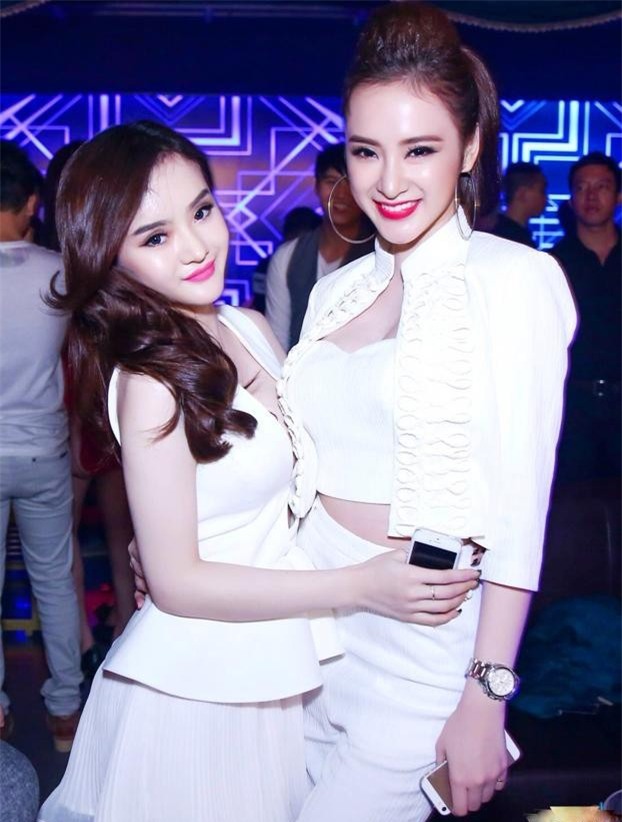 Sinh năm 1996, Phương Trang là em gái của Angela Phương Trinh. Cũng giống như chị, cô đóng phim từ rất sớm và sở hữu gia tài khổng lồ các vai diễn ấn tượng trong Kính vạn hoa, Hồn Trương Ba da hàng thịt, Cậu bé ngoài hành tinh.... Sau khi ra mắt MV đầu tay - Đừng nói đến tình yêu (6/2015), Phương Trang tạm ngưng ca hát và diễn xuất để tập trung cho việc kinh doanh. Ảnh: FBNV.