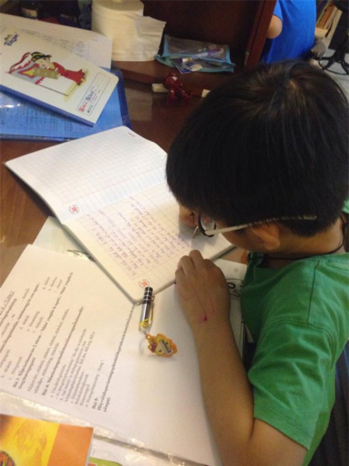 Mẹ của 'chú lính chì' Thiện Nhân chia sẻ về con trai đầu năm học - 3