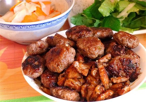 Bún chả Hà Nội nổi tiếng nhất là quán ở Hàng Mành. Ảnh: Ngonhanoi.