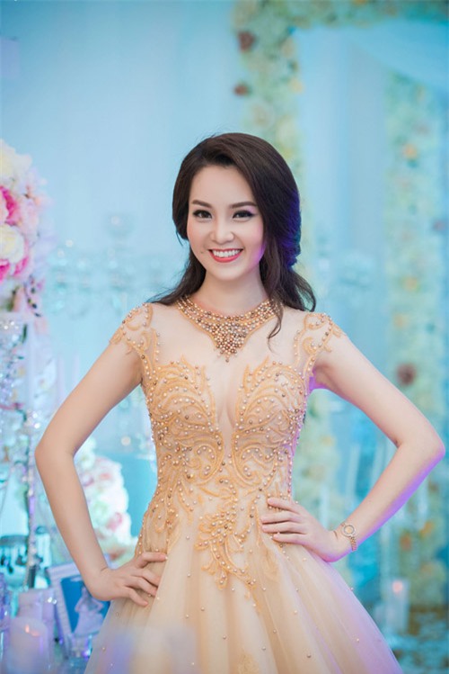 3 nữ MC ghi điểm vì lộng lẫy mà không bị chê sến - 8