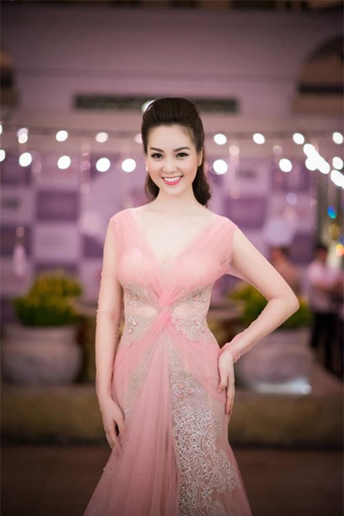 3 nữ MC ghi điểm vì lộng lẫy mà không bị chê sến - 9