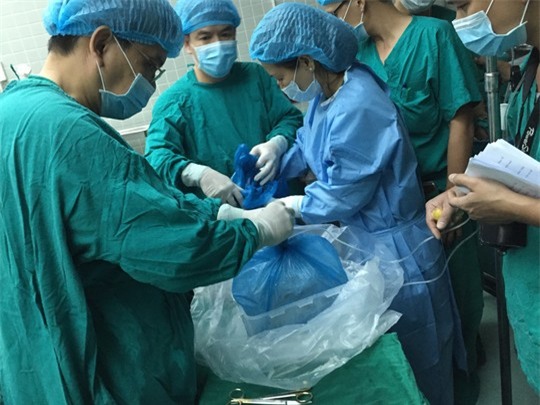 Những hình ảnh lần đầu công bố về ca ghép tạng xuyên Việt - 13