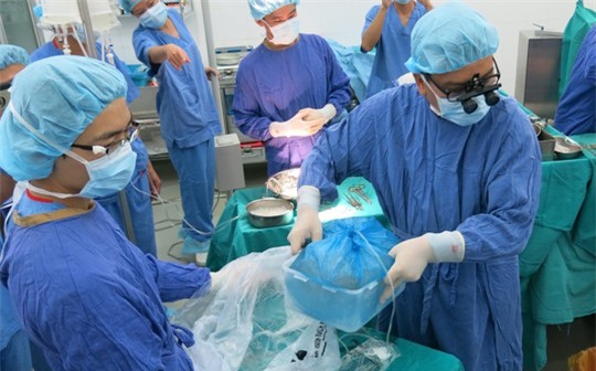 Những hình ảnh lần đầu công bố về ca ghép tạng xuyên Việt - 18