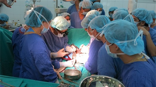 Những hình ảnh lần đầu công bố về ca ghép tạng xuyên Việt - 19