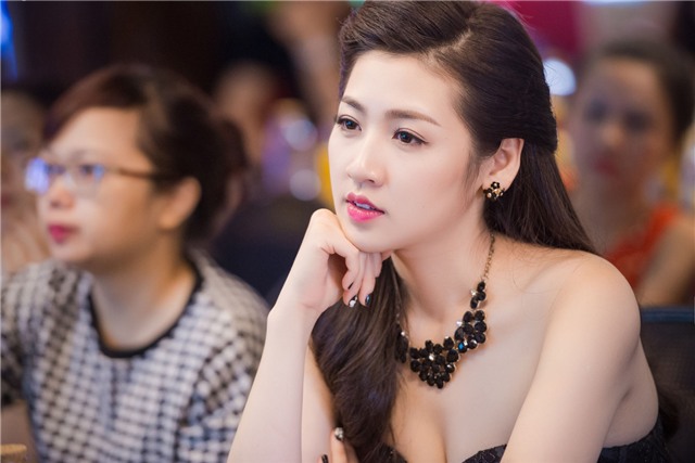 Á hậu Dương Tú Anh vai trần gợi cảm hút mọi ánh nhìn - hình 11