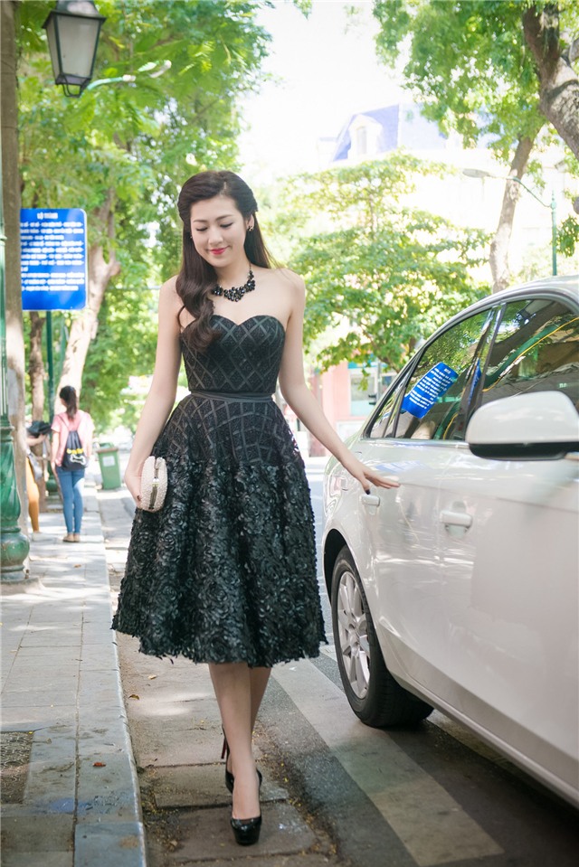 Á hậu Dương Tú Anh vai trần gợi cảm hút mọi ánh nhìn - hình 2
