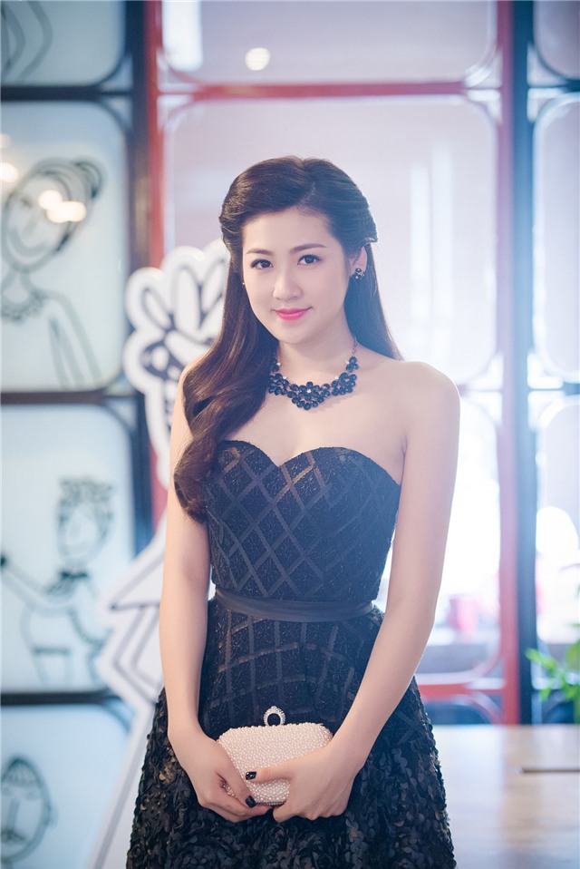 Á hậu Dương Tú Anh vai trần gợi cảm hút mọi ánh nhìn - hình 3