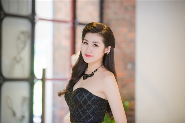 Á hậu Dương Tú Anh vai trần gợi cảm hút mọi ánh nhìn - hình 4