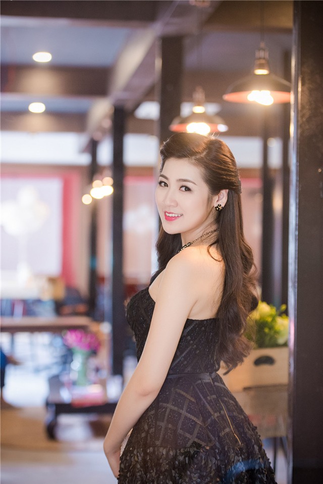 Á hậu Dương Tú Anh vai trần gợi cảm hút mọi ánh nhìn - hình 6