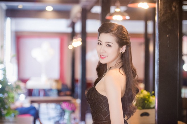 Á hậu Dương Tú Anh vai trần gợi cảm hút mọi ánh nhìn - hình 8