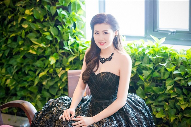 Á hậu Dương Tú Anh vai trần gợi cảm hút mọi ánh nhìn - hình 9